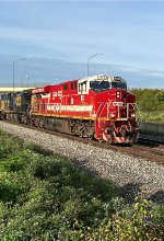 CSX 911 leads M370.